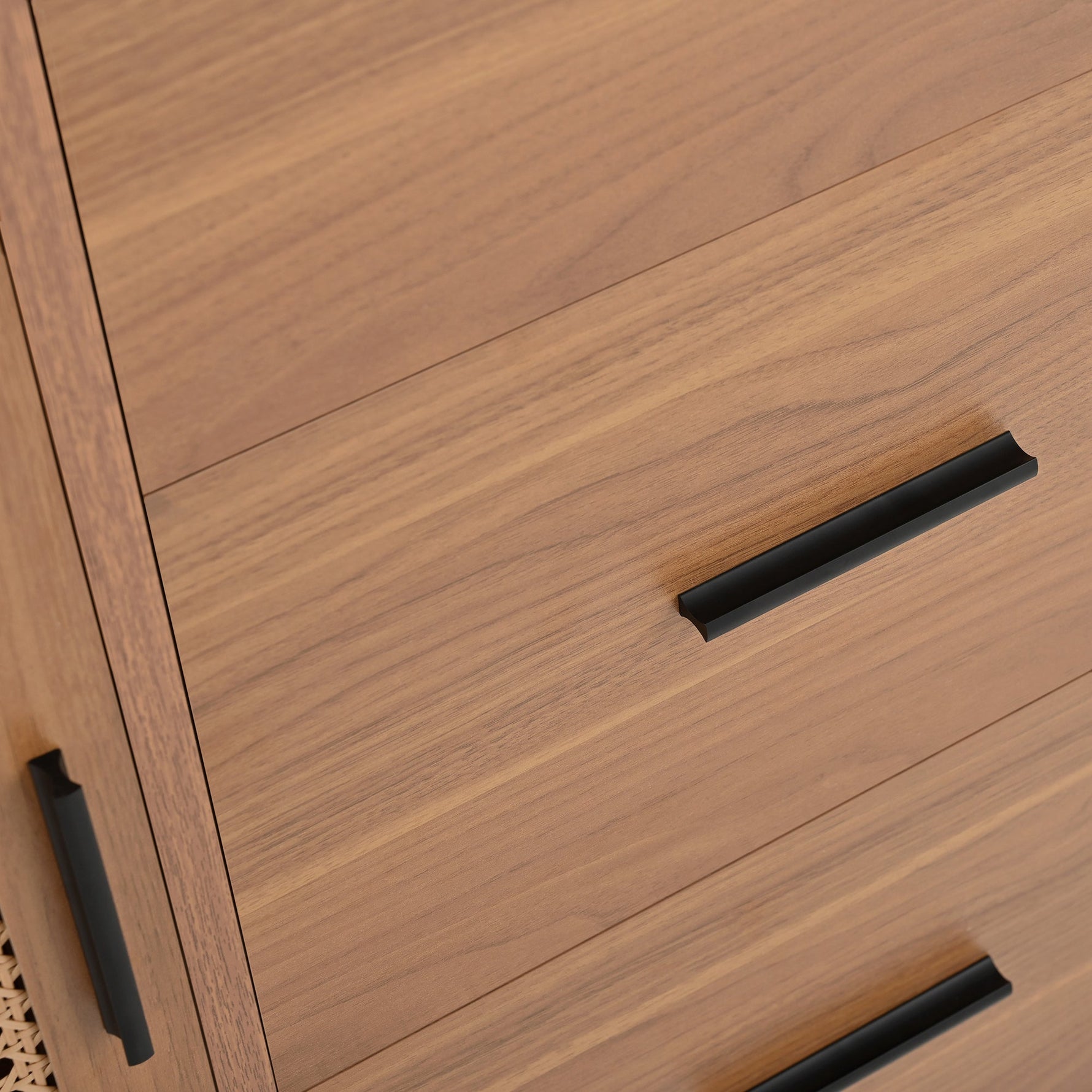 Country-style sideboard with two sliding doors and three drawers, adjustable shelves, in wood.